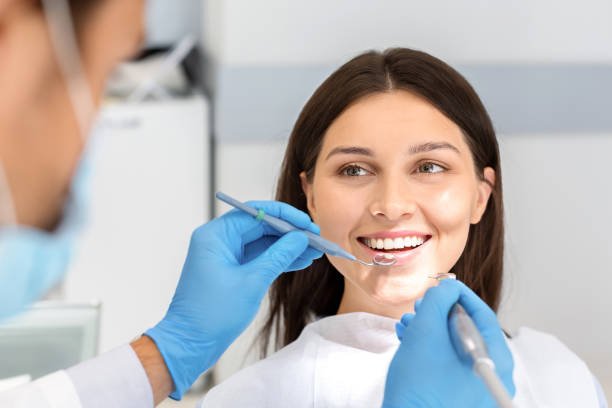 Paciente sonriendo durante una consulta dental